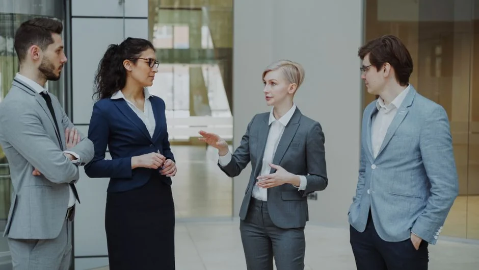 Vue rapprochée de différents supports marketing posés sur un bureau, idéale pour des échanges autour du business et de la stratégie.